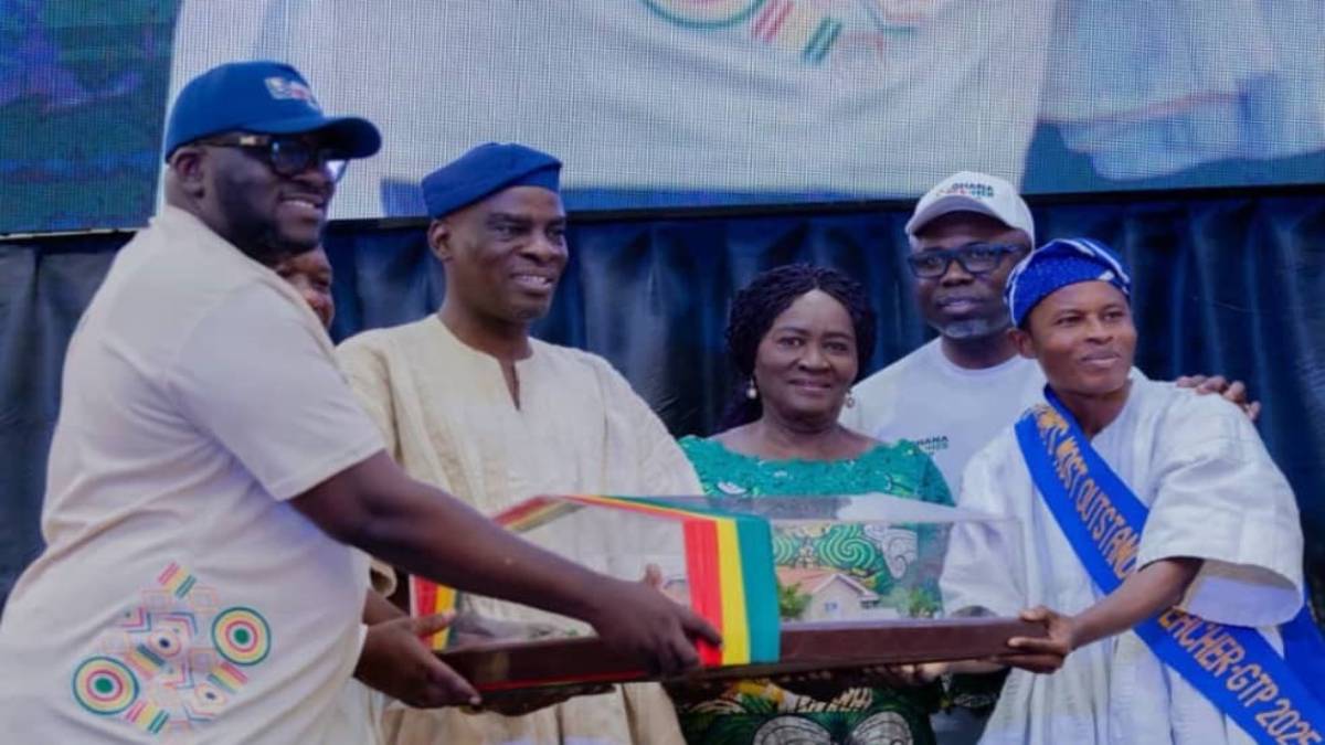 Biology teacher Richard W. Tiimob wins 2025 Ghana Teacher Prize